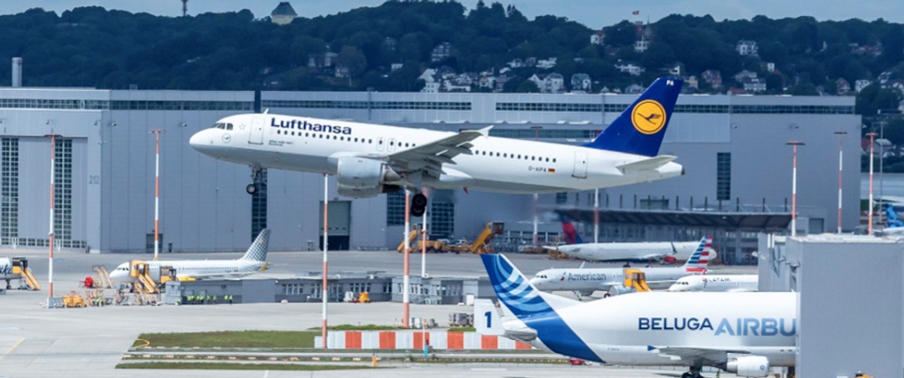 Die D-AIPA überfliegt zum Abschied das Airbus-Werk in Hamburg-Finkenwerder.