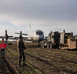 Schleppvorhaben P-3C Orion zum Aeronauticum: Das Flugzeug wurde 1,6 Kilometer weit über ein Feld gezogen.