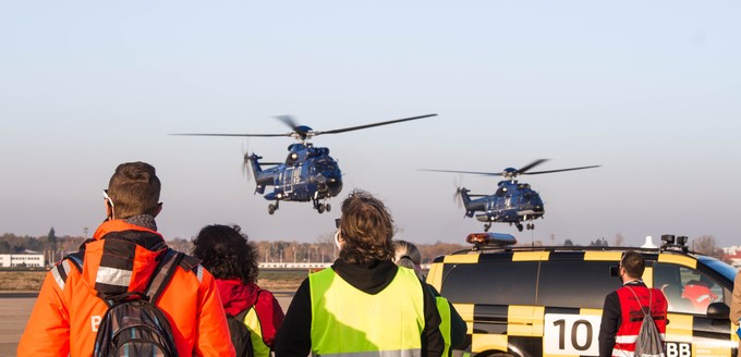 Auch die Bundespolizei zollte Tegel ihren Tribut.Drei Hubschrauber vom Typ Super Puma schwebten in Formation über das Vorfeld.