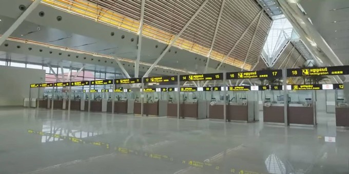 Die Passkontrolle. Aktuell ist der Flughafen mit sieben Ländern verbunden.