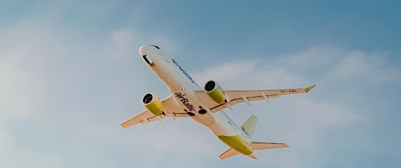 Airbus A220 von Air Baltic: Andere Triebwerkskonfiguration als die A220 von Swiss.