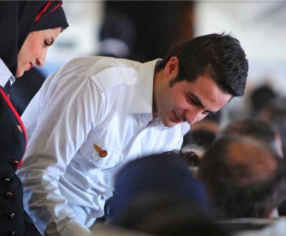 Flugbegleiter von Ata Airlines: Die Fluggesellschaft bestellt bei Embraer.