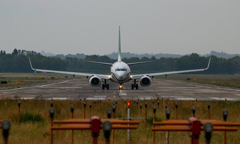 Eine Boeing 737-800 der Aeroitalia: Die junge Fluggesellschaft kämpft um PSO-Flüge.