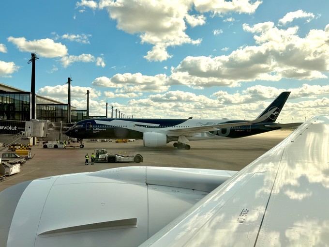 Auch der zweite Sonderflug LH2026 startete gleichzeitig in Berlin. Er führte mit einem Airbus A350 nach Köln/Bonn.