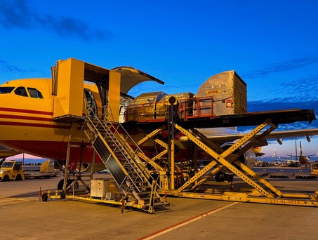 Die Beladung des Airbus A300 von EAT: Nqachts ist viel los in Leipzig.