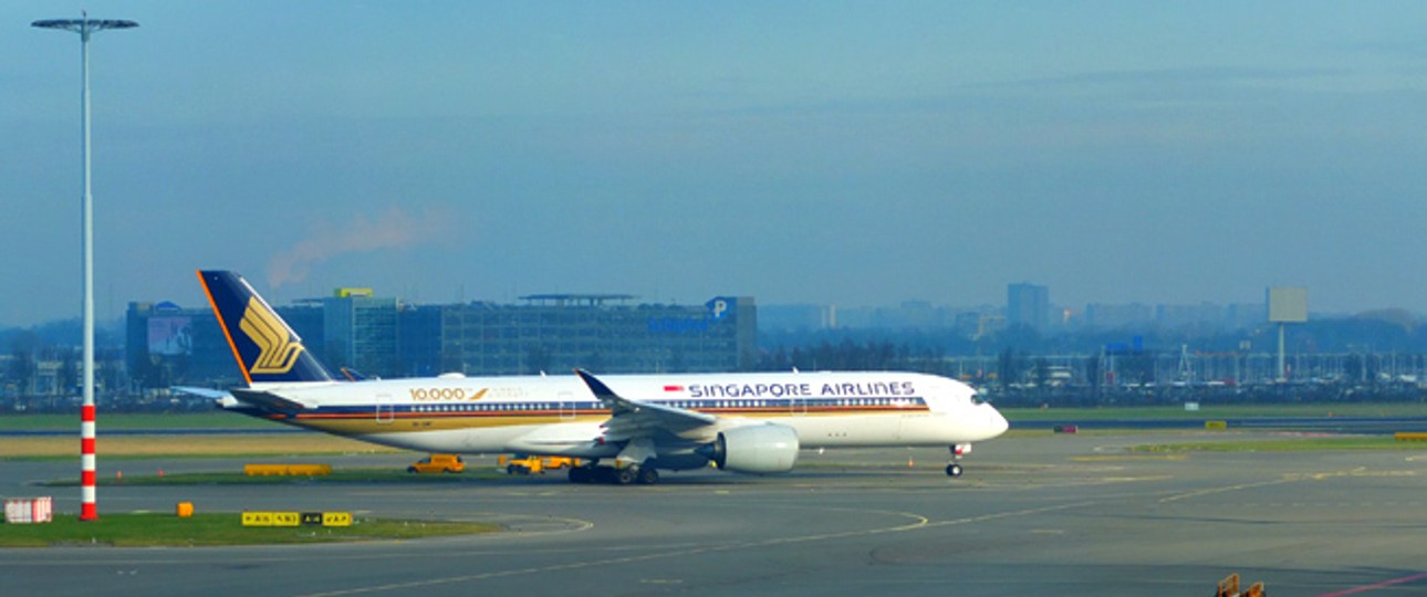 Flieger von Singapore Airlines am Flughafen Schiphol: Nicht immer Platz am Gate.