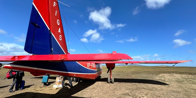 Saunders Island (im Bild), Sea Lion Island, Bleaker Island und Pebble Island sind neben den zwei größeren Flughäfen die drei am meisten angeflogenen Flugplätze.