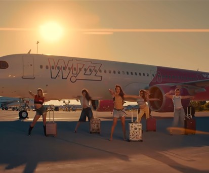 INNA und Wizz Air: Das Video zu Wizz Away wurde am Flughafen Bukarest gedreht.