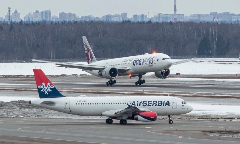 Flugzeuge von Qatar Airways und Air Serbia am Flughafen Moskau-Sheremetyevo (Archivbild 2022): Auch heute fliegen viele internationale Airlines nach Moskau.