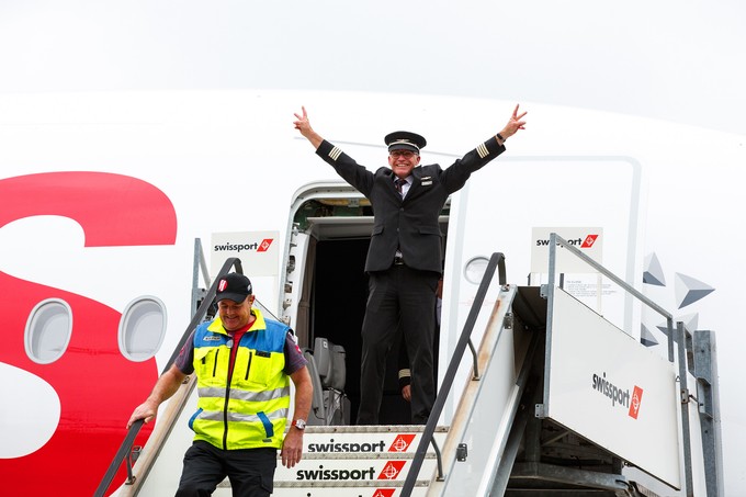 Der Kapitän verlässt das Flugzeug.