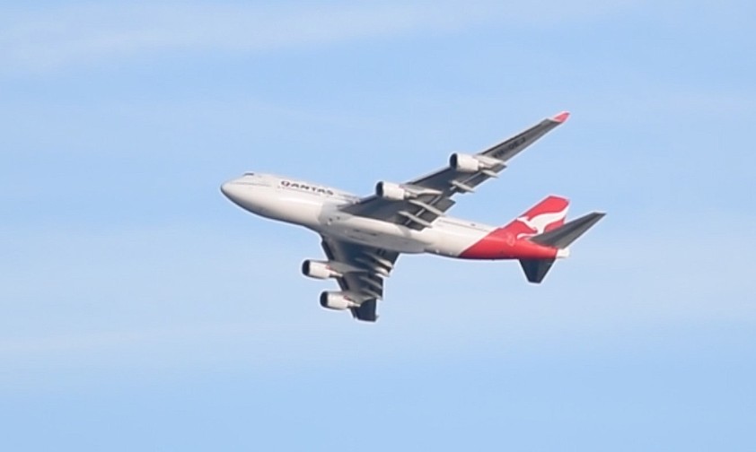 Boeing 747 von Qantas zeichnet Känguru an den Himmel