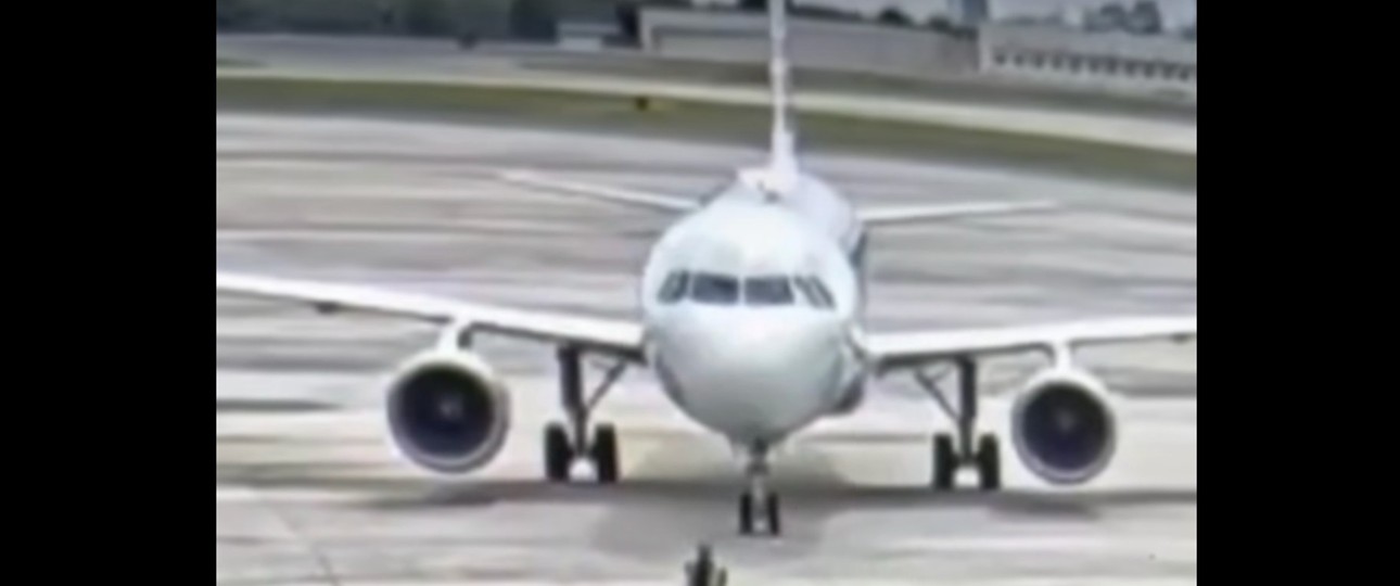 Er stellte sich genau vors Flugzeug - und ließ die Hose herunter.