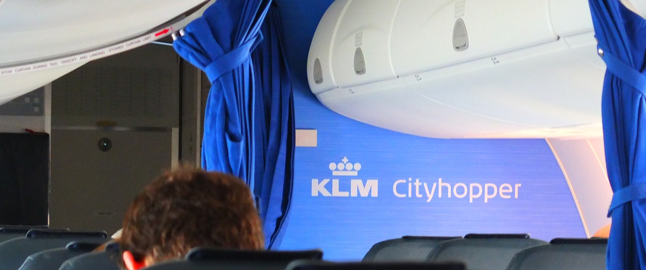 Kabine eines KLM-Cityhopper-Jets: In die Embraer 190 sollen mehr Sitze.