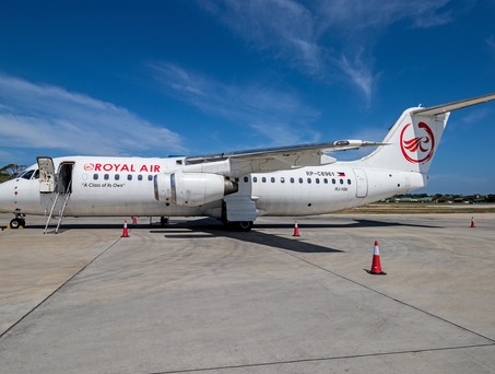 Die ehemalige HB-IXO von Crossair und später Swiss fliegt heute für Royal Air.