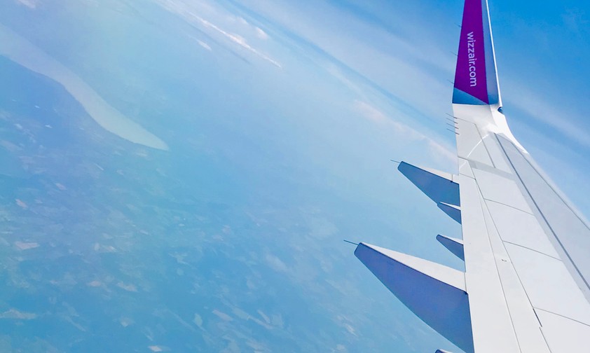 Blick aus einem Wizz-Air-Flieger: Im Winter ab Köln nicht mehr möglich.