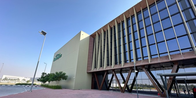 Die Fabrik von Emirates Bustanica liegt gleich beim Al Maktoum International Airport.