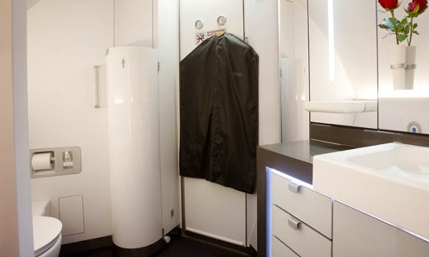 In der First-Class-Toilette der Airbus A380 von Lufthansa gibt es ein Urinal - dezent verdeckt von einer Verkleidung.