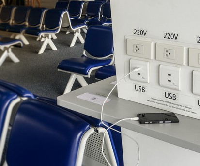 Ladestation an US-Flughafen: Lieber die Steckdose nutzen.