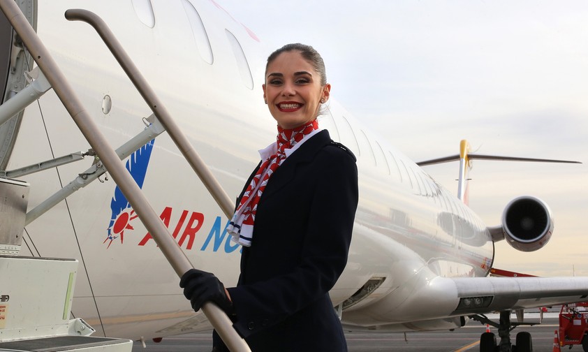 Flugbegleiterin vor Bombardier-Jet von Air Nostrum:  Entscheidet sich die Airline für andere Flugzeuge?