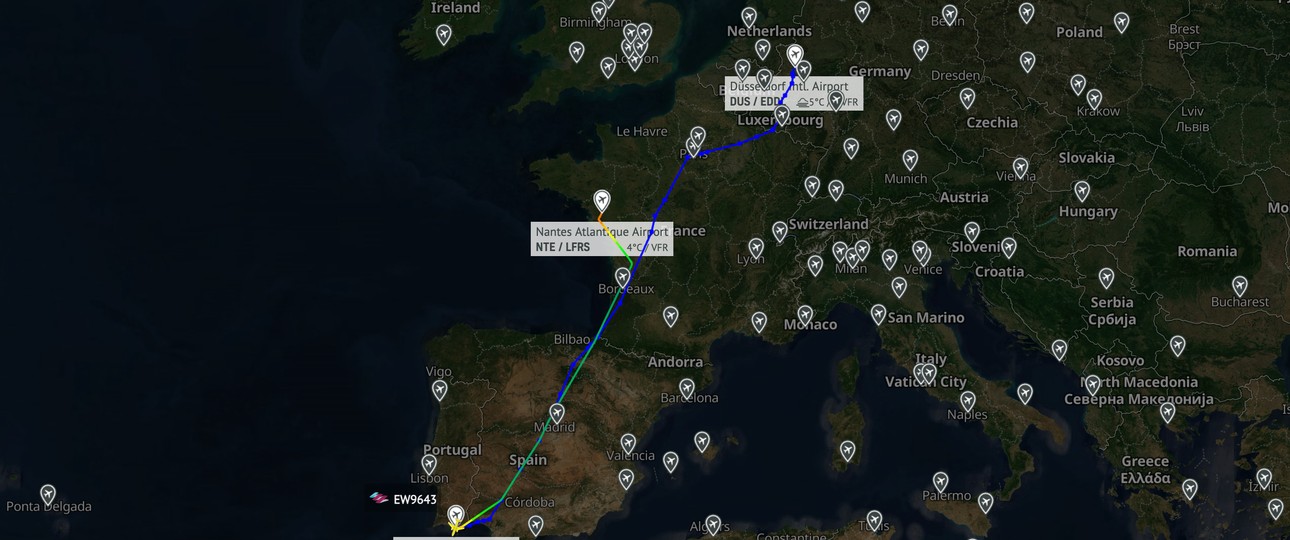 Die blaue Linie zeigt den geplanten, die bunte Linie den realen Flugverlauf.