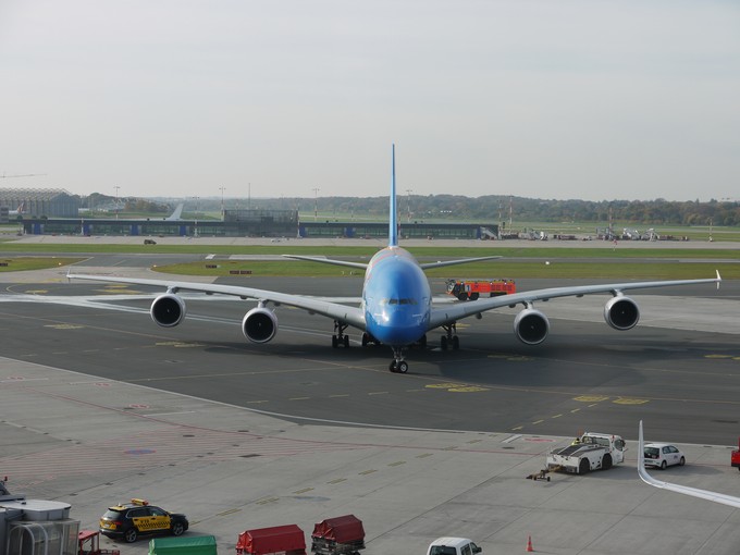Der Superjumbo auf dem Weg zum Gate.