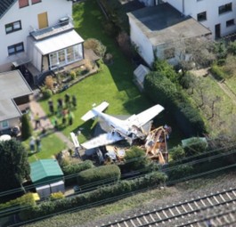 Das Flugzeug nach dem Absturz: Es hat ein Gartenhäuschen unter sich begraben.