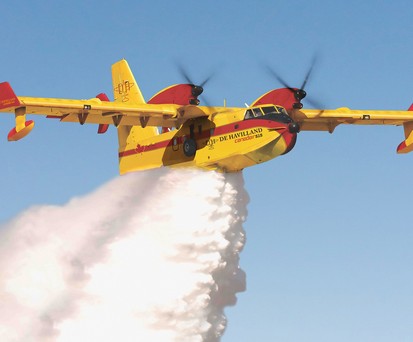 Canadair 515:  De Havilland Canada verspricht, dass der Flieger täglich bis zu 700.000 Liter Wasser ins Brandgebiet bringen kann.