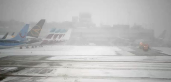 An Nordrhein-Westfalen größtem Flughafen in Düsseldorf läuft der Betrieb weiter. Dieses Webcam-Bild zeigt, wie es dort derzeit aussieht, ...