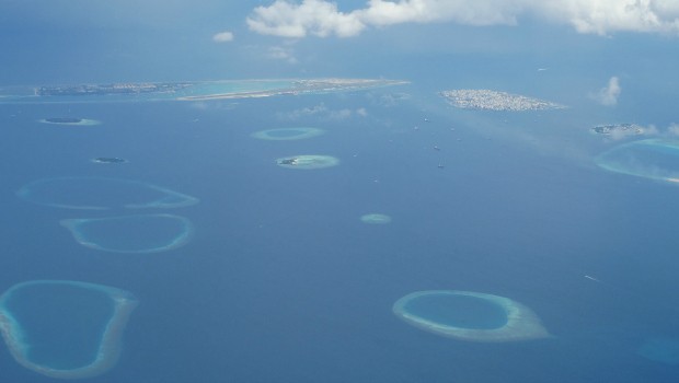 Von Afrika geht es zum Traum vieler Taucher und Frischvermählten: Den Malediven. Leser Hans-Peter Czermak befand sich grad auf dem Anflug auf Male, als er dieses Foto schoss.