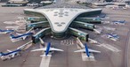 Flieger von Azal - Azerbaijan Airlines am Hauptdrehkreuz in Baku: Die staatliche Fluglinie will auf der Langstrecke wachsen.