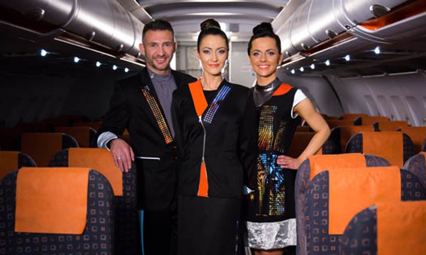 Das sind die neuen intelligenten Uniformen der Flugbegleiter. Sie sollen einerseits Stil haben und immer noch bequem sein. LEDs am Jackenrevers zeigen wichtige Informationen wie die Flugnummer und die Destination an.