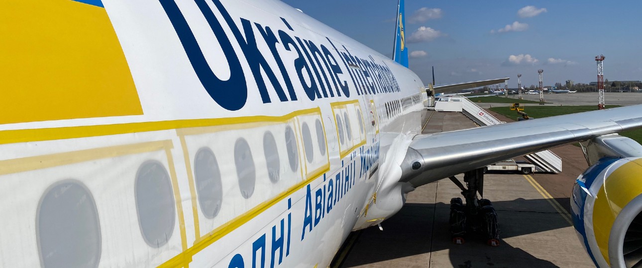 Während der Corona-Krise geparkte Boeing 777-200 von Ukraine International: Die Airline such Einnahmequellen.