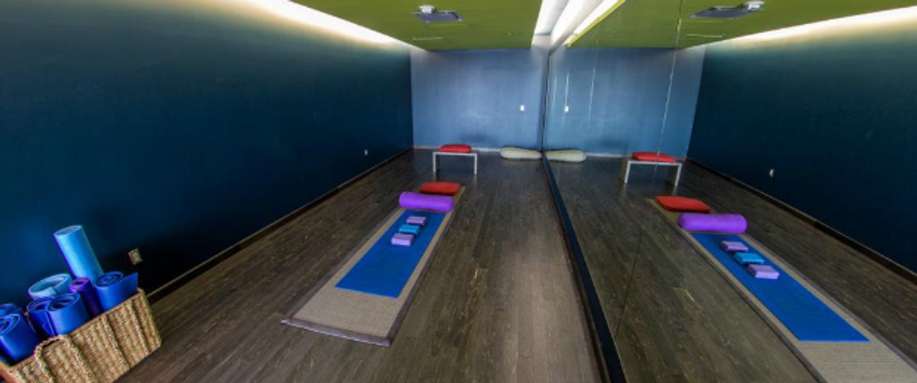 Bereits fünf Flughäfen bieten ihren Gästen Räume an, in denen sie vor dem Flug Yoga praktizieren können. Hier der Yoga-Room des Flughafens San Francisco.