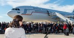 Die damalige französische Gesundheitsminister Agnès Buzyn im Januar vor einem der Airbus A340: brachte Franzosen aus Wuhan zurück.