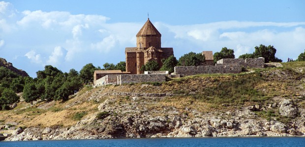 Bekanntes Touristenziel: Die armenische Kirche zum Heiligen Kreuz liegt auf der Insel Akdamar im Vansee.
