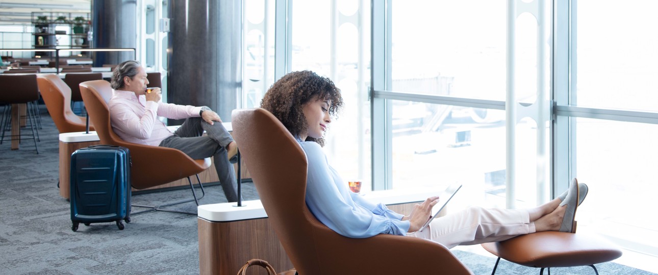 Die neue Lounge von United Airlines in Newark ist sehr hell.