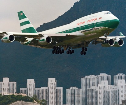 Anflug auf Kai Tak: Der alte Flughafen von Hongkong ist untrennbar mit der Geschichte von Cathay verbunden.