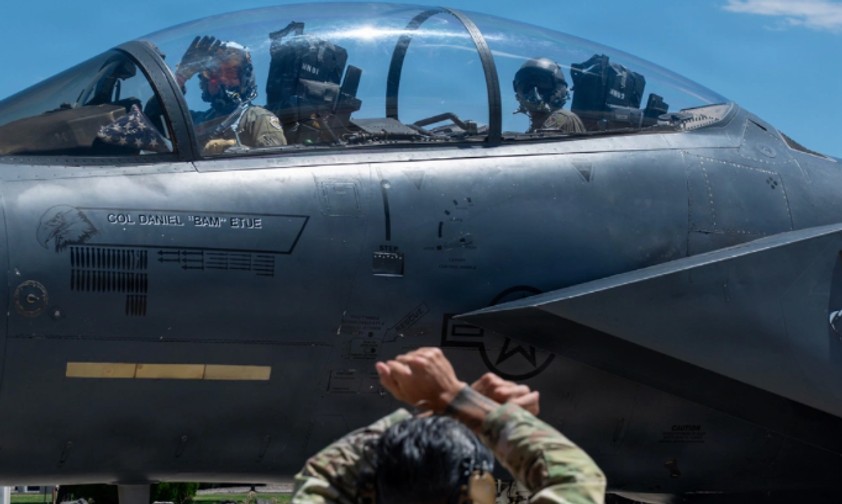 Kampfpilot und Waffenofizier einer McDonnel Douglas F-15 Strike Eagle