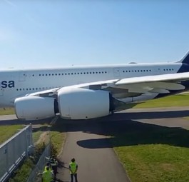 Die D-AIMC beim Abflug von ihrem Langzeitparkplatz Tarbes im Oktober 2023.