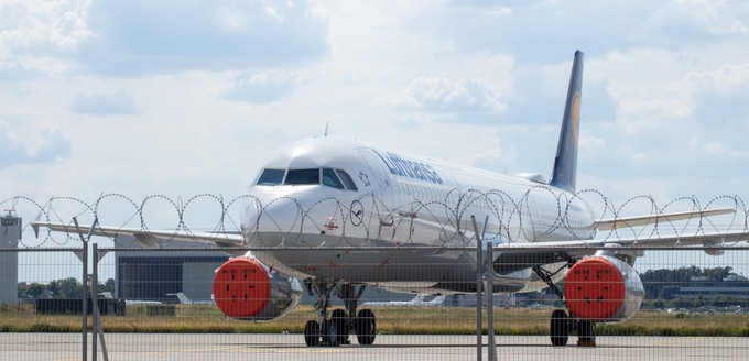 ...Lufthansa parken aktuell auf den bereits fertigen Flächen Flugzeuge, die aufgrund der Corona-Krise gegroundet sind.