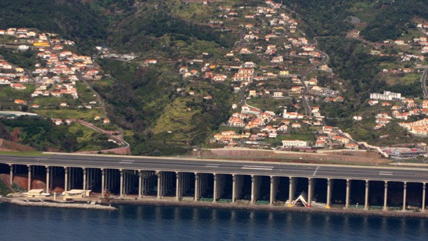 Beeindruckende Ingenieursarbeit: Auf Madeira können sogar Riesenflieger wie eine B747 auf der Brücke landen, auf der die Landebahn sich befindet.