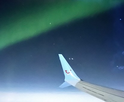 Nordlichter begleiteten Flug TOM950P. 