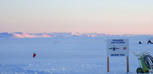 Das Pegasus Field: Ein Flughafen im ewigen Eis.