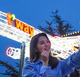Werbemodell von T'Way Air: Die Fluglinie will in Europa noch mehr.