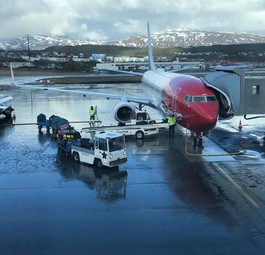 Boeing 737-800 von Norwegian am Flughafen Tromsø: Am 19. August gelang ein blinder Passagier ins Flugzezg.