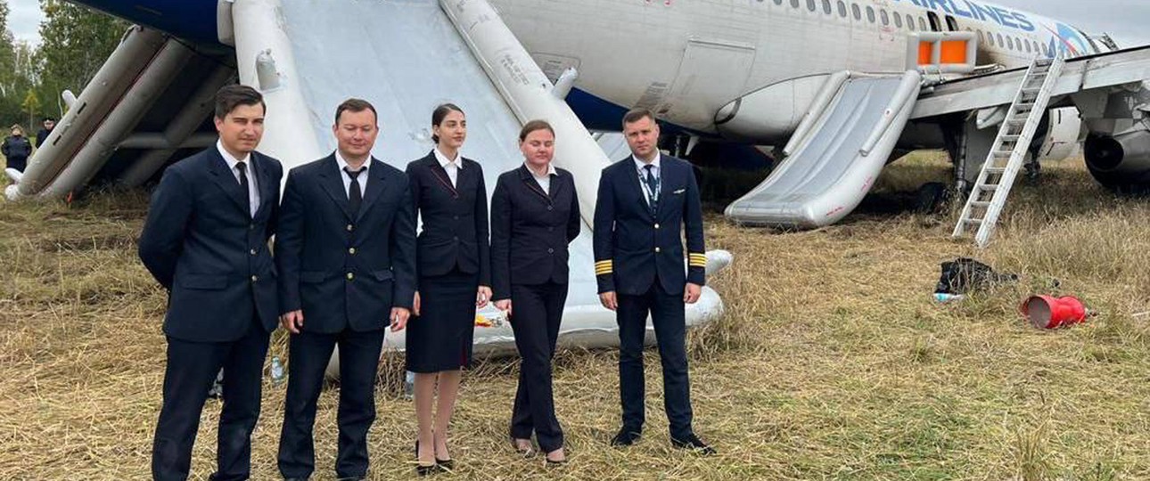 Die Crew von Ural Airlines nach der Notlandung.