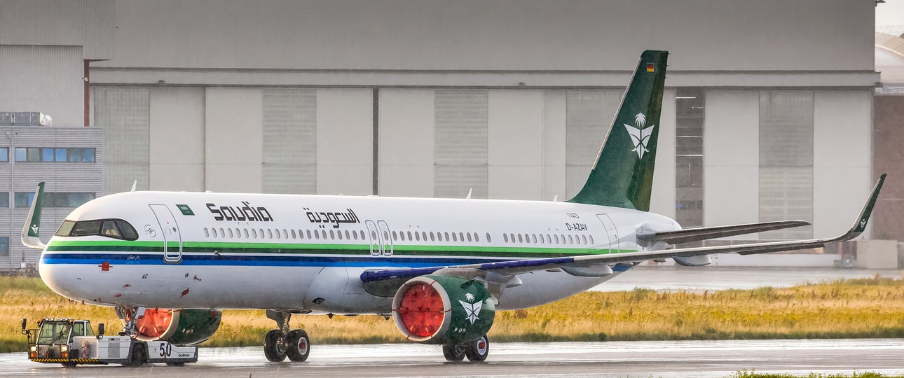 Der A321 Neo in Hamburg: Weiß mit mehrfarbigen Streifen ...