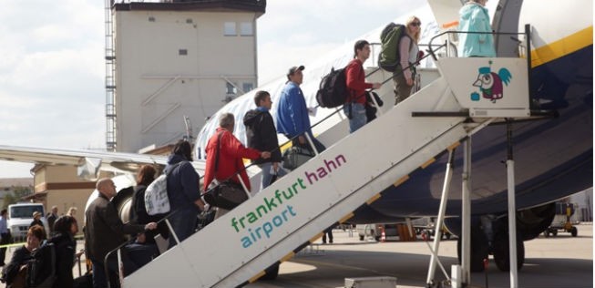 Passagiere steigen in einen Flieger am Flughafen Hahn: Geht der Airport bald an die HNA Group?