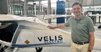 Gabriel Massey vor einer Velis Electro auf der Aero Friedrichshafen: elektrischer Zweisitzer.