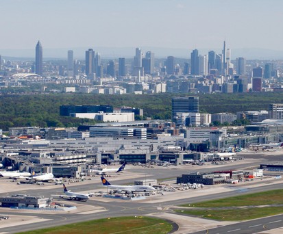 Deutschlands größer Flughafen in Frankfurt: Künftig in der Pflicht, Unterkünfte bereitzustellen?